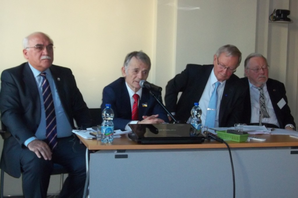 Uncaptive minds essay 05 picture